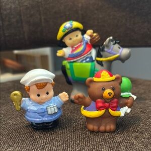 Four pieces vintage little people 2003 set bear horse